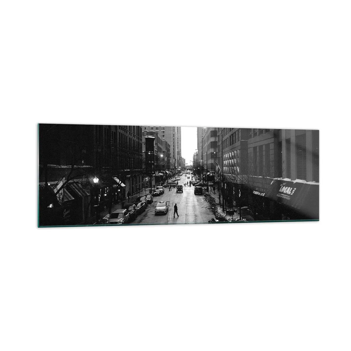 Quadro su vetro - Una strada bianca e nera nel centro della città con auto e pedoni - 160x50cm - Un giorno come tanti - Decorazione murale moderna per soggiorno e camera da letto ARTTOR