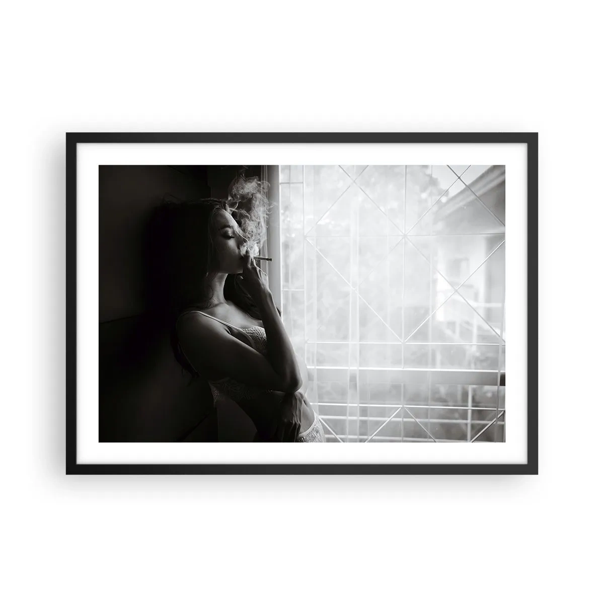 Poster in cornice nera - Una donna in posa sensuale in una fotografia in bianco e nero - 70x50cm - Attimo sensuale - Decorazione murale moderna per soggiorno e camera da letto ARTTOR