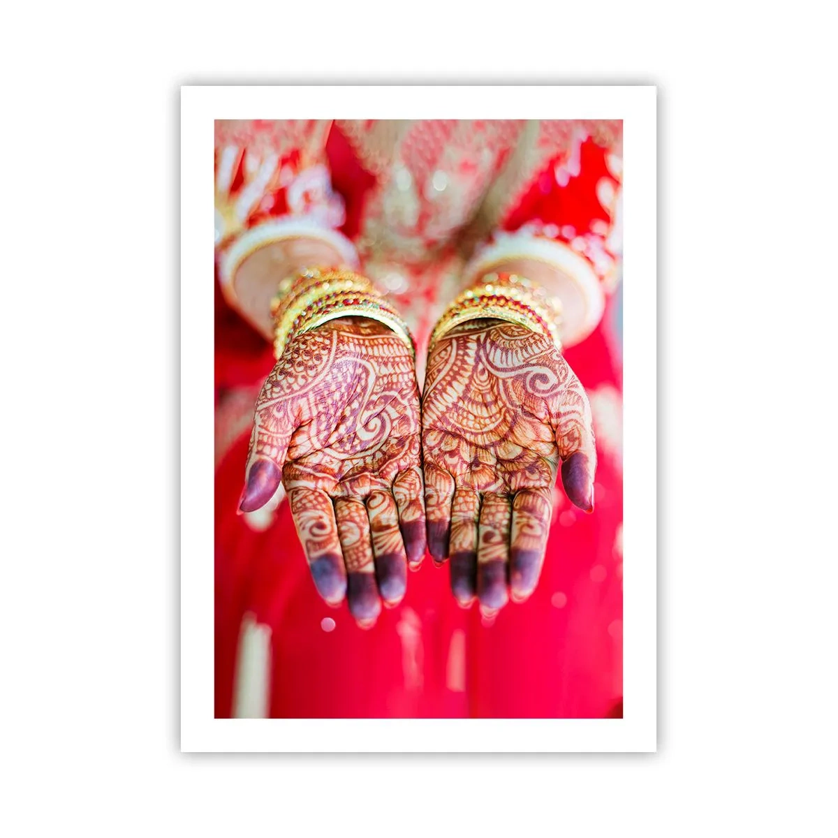 Poster - Mani decorative all'henné su sfondo rosso - 50x70cm - Pronta ad afferrare la fortuna - Decorazione murale moderna per soggiorno e camera da letto ARTTOR
