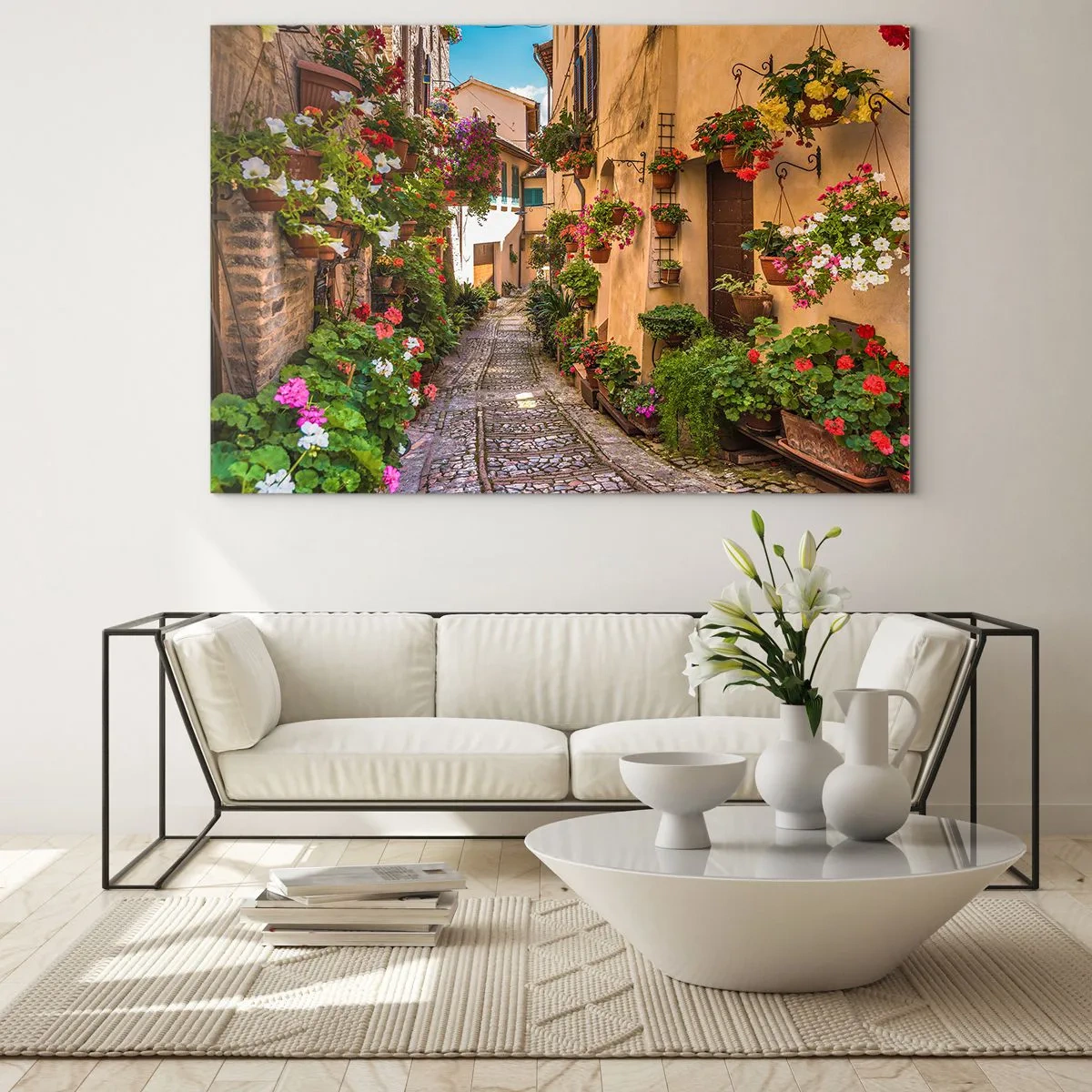 Quadro su vetro - Un affascinante vicolo italiano con fiori in vaso e una strada acciottolata - 70x50cm - Angolo italiano - Decorazione murale moderna per soggiorno e camera da letto ARTTOR