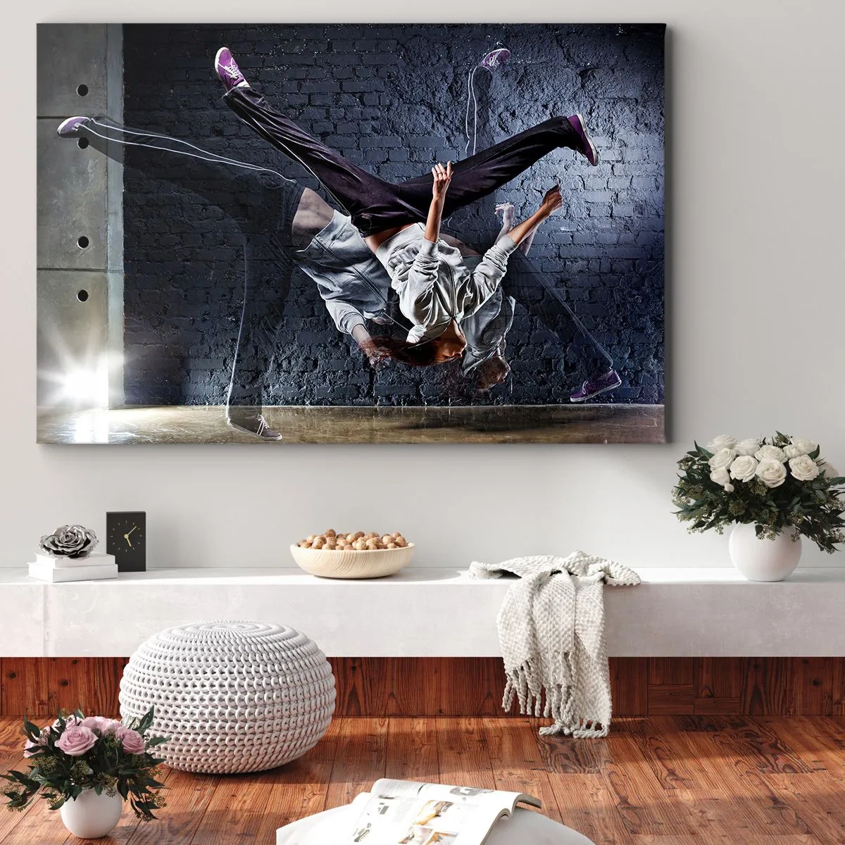 Quadro su tela - Stampe su Tela - Un ballerino in un salto dinamico contro un muro di mattoni - 70x50cm - Eroe di strada - Decorazione murale moderna per soggiorno e camera da letto ARTTOR