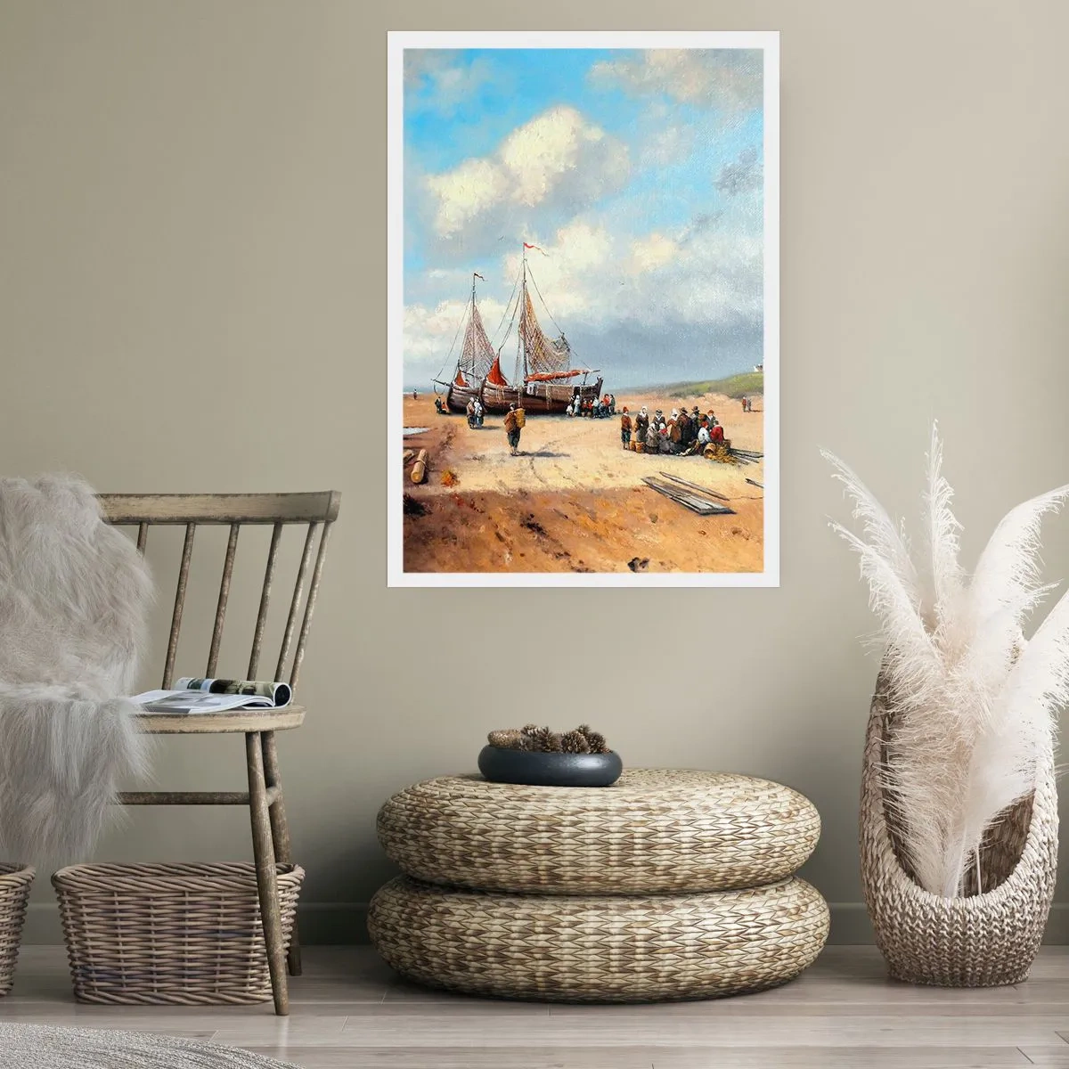 Poster - Barche da pesca tradizionali e pescatori su una spiaggia sabbiosa - 50x70cm - Dopo una buona pesca - Decorazione murale moderna per soggiorno e camera da letto ARTTOR