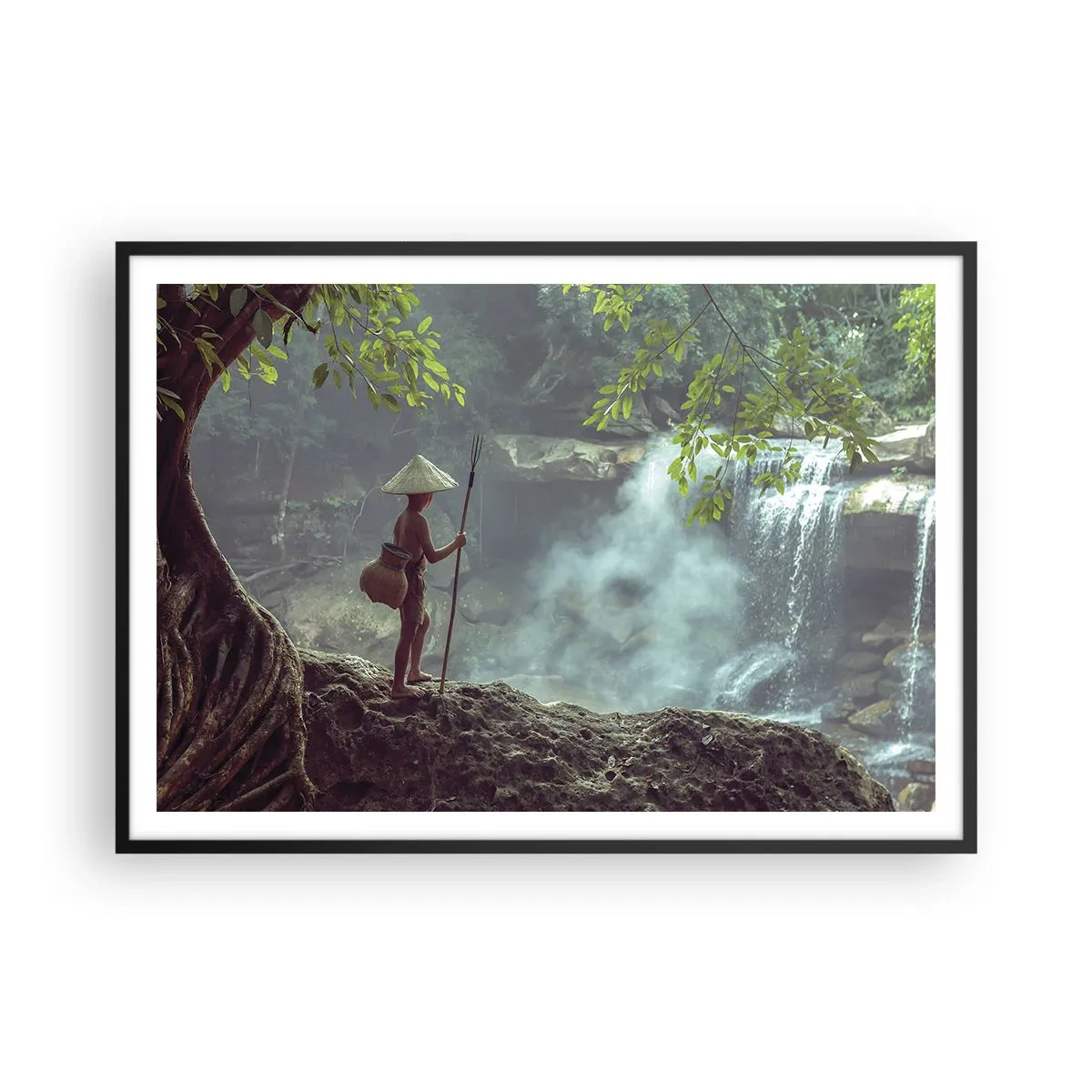 Poster in cornice nera - Una figura con una lancia presso una cascata in una foresta tropicale - 100x70cm - In armonia con la natura - Decorazione murale moderna per soggiorno e camera da letto ARTTOR