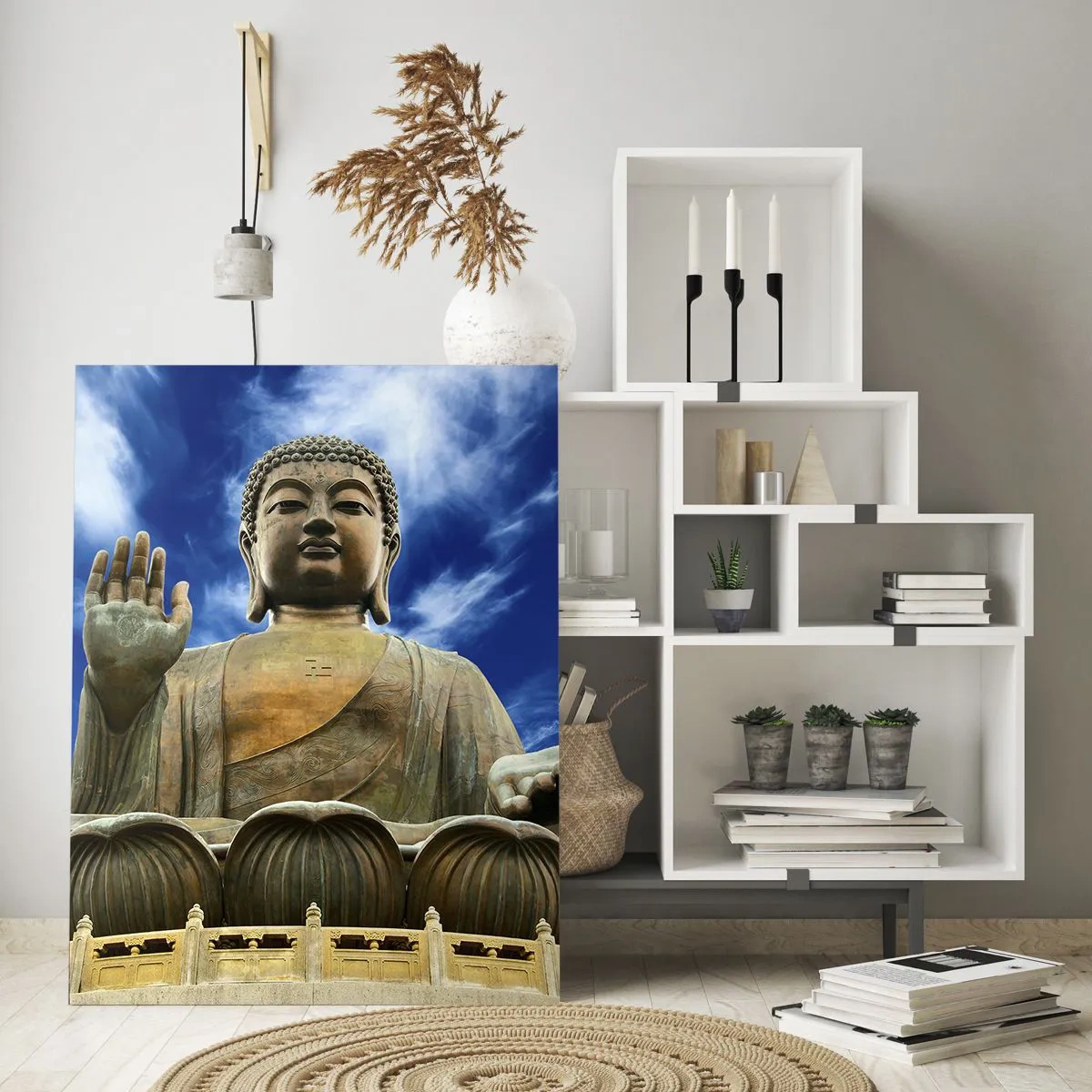 Quadro su vetro - Una statua monumentale del Buddha contro un cielo azzurro con nuvole - 70x100cm - Vivere senza paura - Decorazione murale moderna per soggiorno e camera da letto ARTTOR