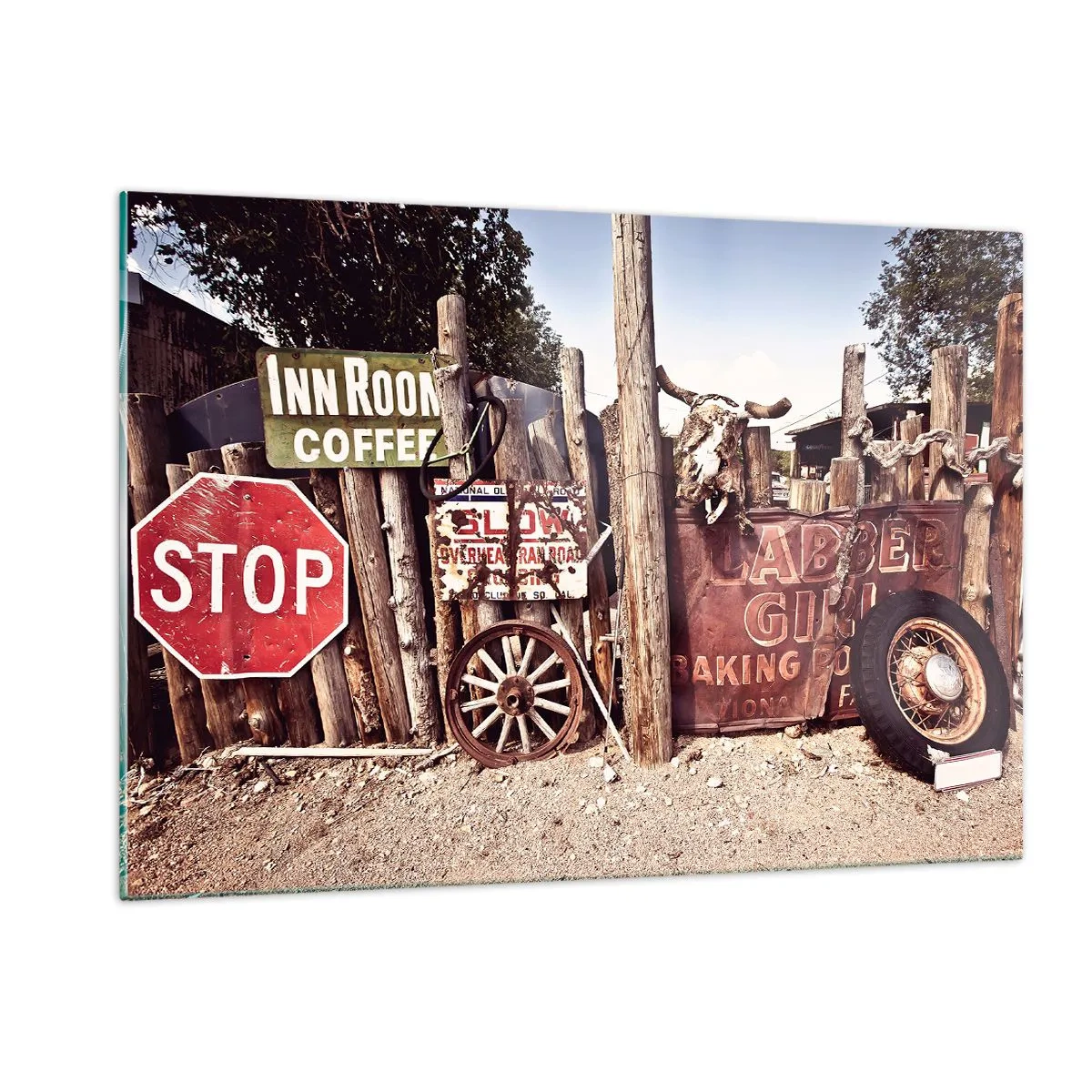 Quadro su vetro - Recinzione in legno con insegne e ruote d'epoca - 120x80cm - E il tempo si è fermato - Decorazione murale moderna per soggiorno e camera da letto ARTTOR