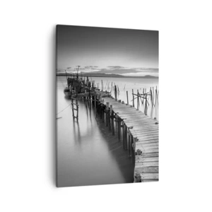 Quadro su tela - Stampe su Tela - Un molo di legno su un lago calmo in tonalità di grigio - 50x70cm - La pace della riva dimenticata - Decorazione murale moderna per soggiorno e camera da letto ARTTOR