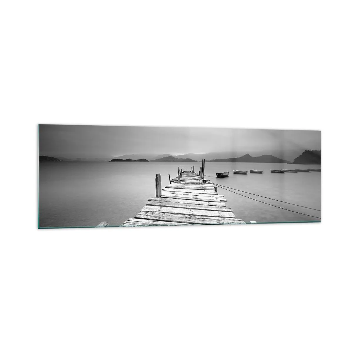 Quadro su vetro - Una vista in bianco e nero di un molo di legno e di un lago calmo. - 160x50cm - Dietro i monti, dietro i mari - Decorazione murale moderna per soggiorno e camera da letto ARTTOR