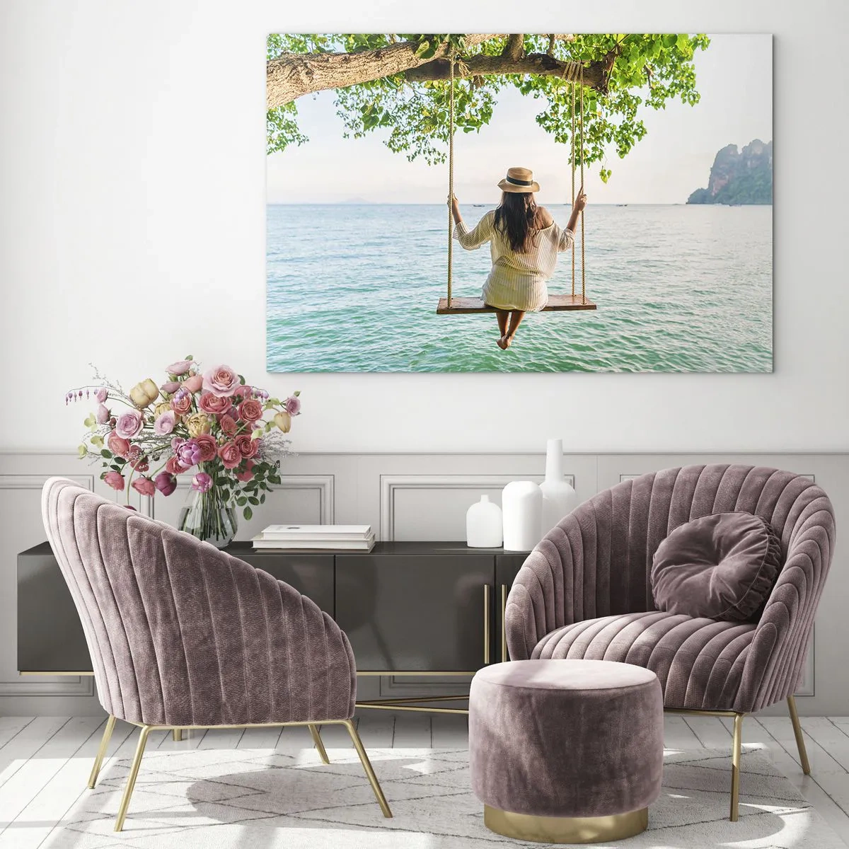 Quadro su vetro - Donna su un'altalena in riva al mare in un ambiente tropicale - 120x80cm - La vita è bella - Decorazione murale moderna per soggiorno e camera da letto ARTTOR