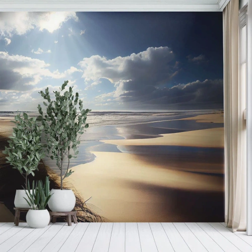 Fotomurali Standard Eco - Una spiaggia sabbiosa con dune illuminate dai raggi del sole - 100x70cm - Spiaggia incontaminata - Decorazione murale moderna per soggiorno e camera da letto ARTTOR