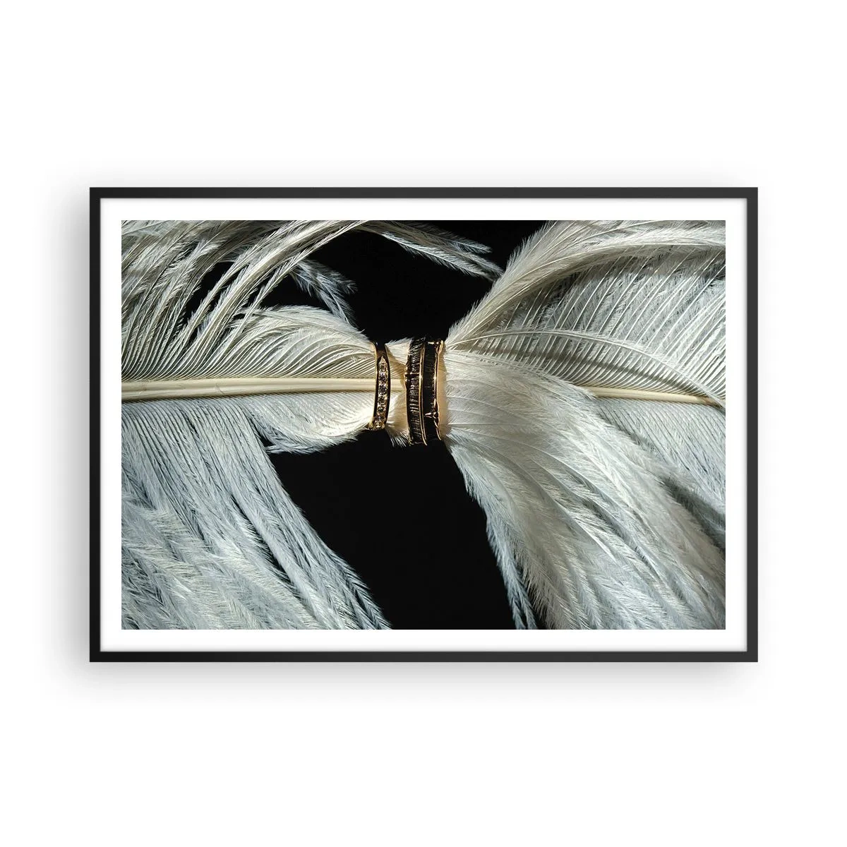 Poster in cornice nera - Una piuma bianca con due anelli d'oro su uno sfondo nero - 100x70cm - ...e non ti lascerò... - Decorazione murale moderna per soggiorno e camera da letto ARTTOR