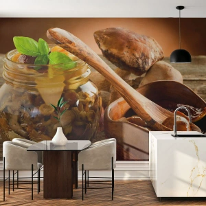 Fotomurali Standard Eco - Funghi sottaceto in un barattolo su un tavolo di legno - 100x70cm - Freschi, conservati, autunnali... - Decorazione murale moderna per soggiorno e camera da letto ARTTOR