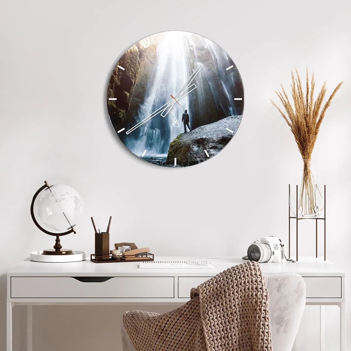 Orologio da parete - Orologio in Vetro - Una figura in piedi ai piedi di una cascata alla luce del sole - 30x30cm - Ripristino delle proporzioni - Decorazione murale moderna per soggiorno, cucina e camera da letto ARTTOR