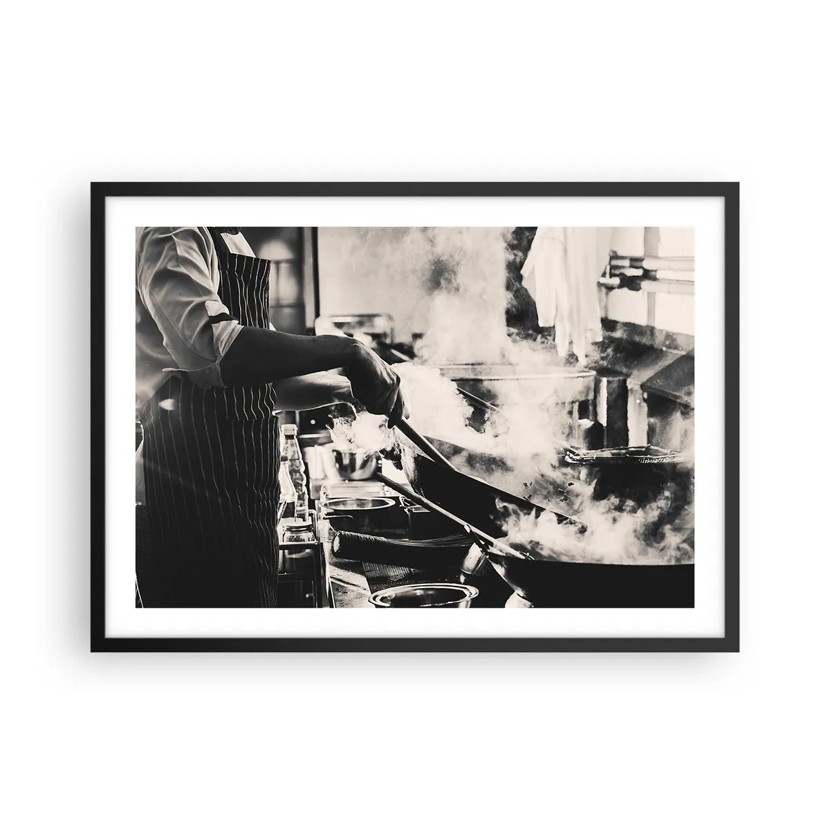 Poster in cornice nera - Uno chef al lavoro in cucina con il vapore che esce da una padella - 70x50cm - L'alchimia dei sapori - Decorazione murale moderna per soggiorno e camera da letto ARTTOR