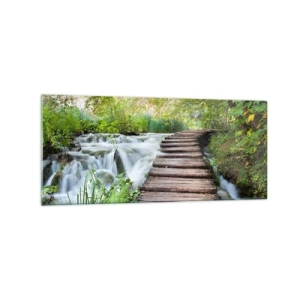 Quadro su vetro - Un ponte di legno sopra una cascata circondata da una lussureggiante foresta verde. - 120x50cm - Acqua per niente tranquilla - Decorazione murale moderna per soggiorno e camera da letto ARTTOR