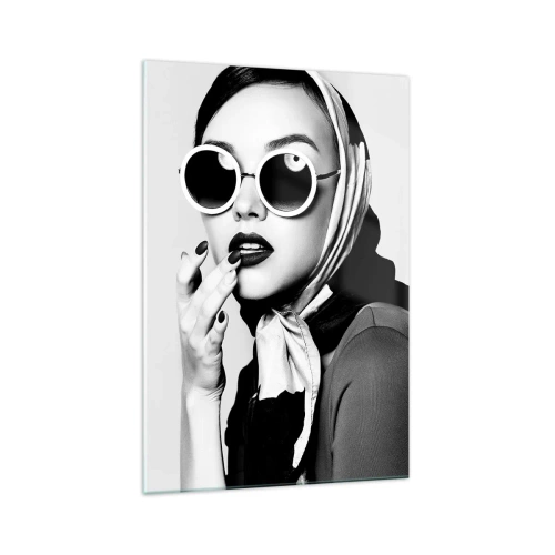 Quadro su vetro - Ritratto in bianco e nero di una donna che indossa occhiali e un foulard - 70x100cm - Saluti dagli anni '60 - Decorazione murale moderna per soggiorno e camera da letto ARTTOR