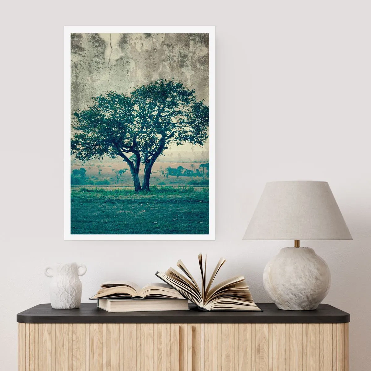 Poster - Un albero solitario in un paesaggio rustico - 50x70cm - Un melo su un prato blu? - Decorazione murale moderna per soggiorno e camera da letto ARTTOR