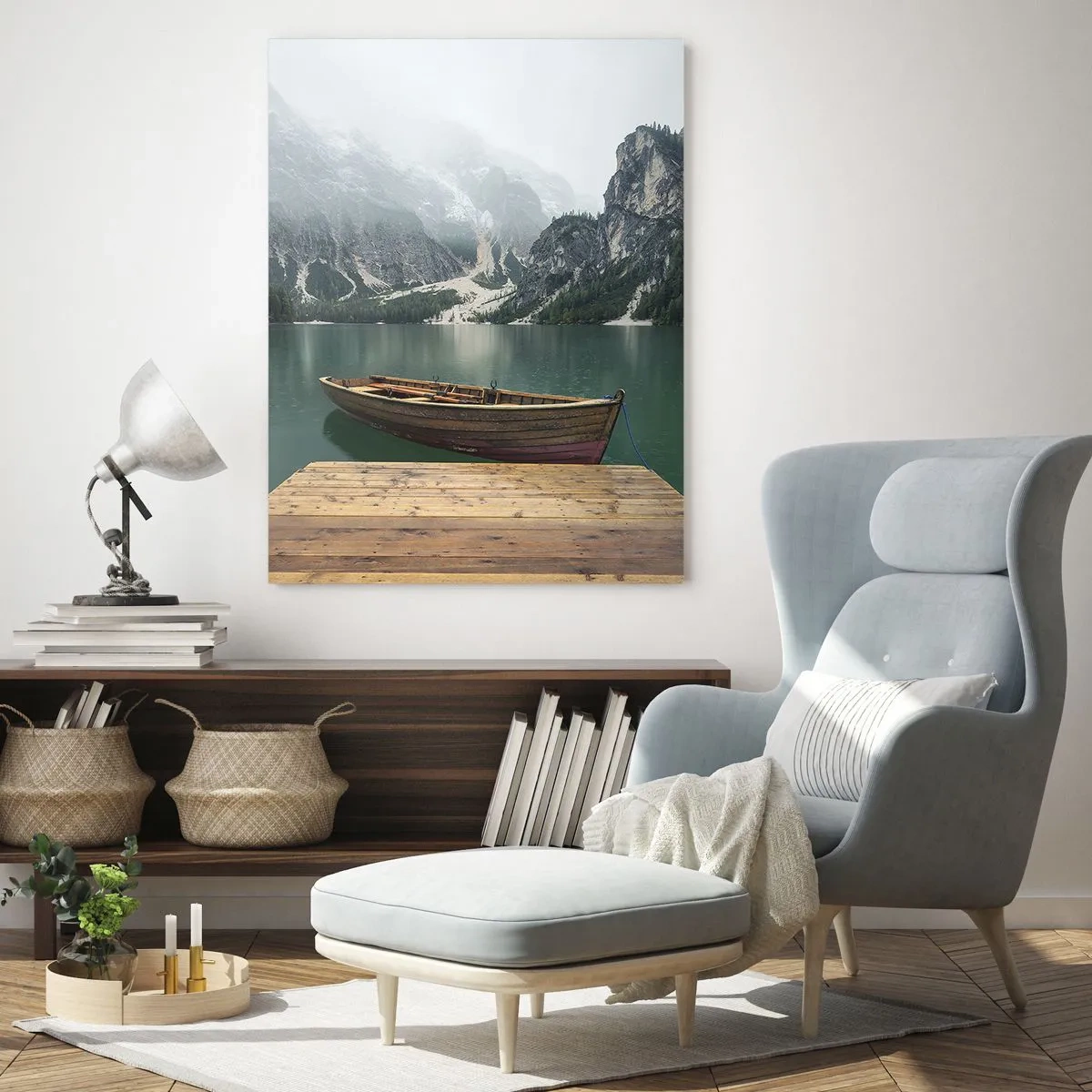 Quadro su vetro - Una barca di legno su un molo su un lago circondato da montagne - 80x120cm - E attorno le fiere rocce - Decorazione murale moderna per soggiorno e camera da letto ARTTOR