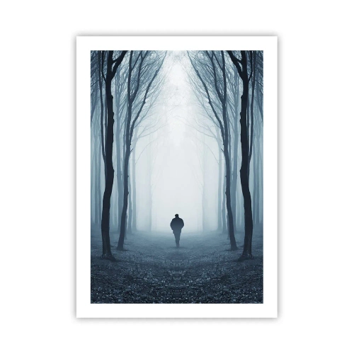 Poster - Un uomo in una foresta nebbiosa, circondato da alberi - 50x70cm - E tutto è semplice e chiaro - Decorazione murale moderna per soggiorno e camera da letto ARTTOR