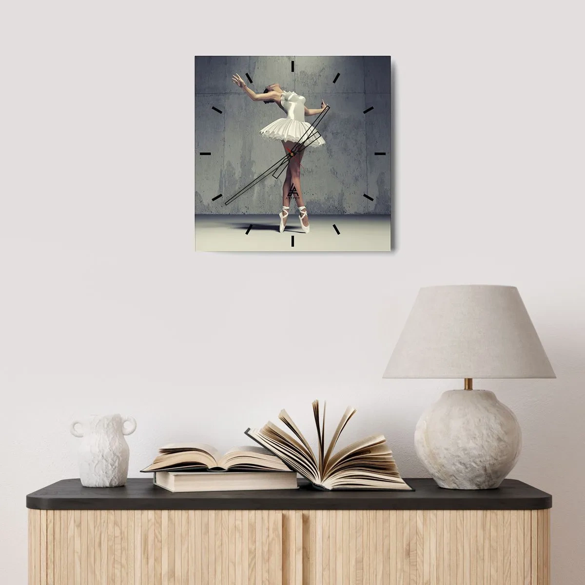 Orologio da parete - Orologio in Vetro - Una ballerina in abito bianco contro un muro grezzo. - 30x30cm - Leggero come un uccello - Decorazione murale moderna per soggiorno e camera da letto ARTTOR