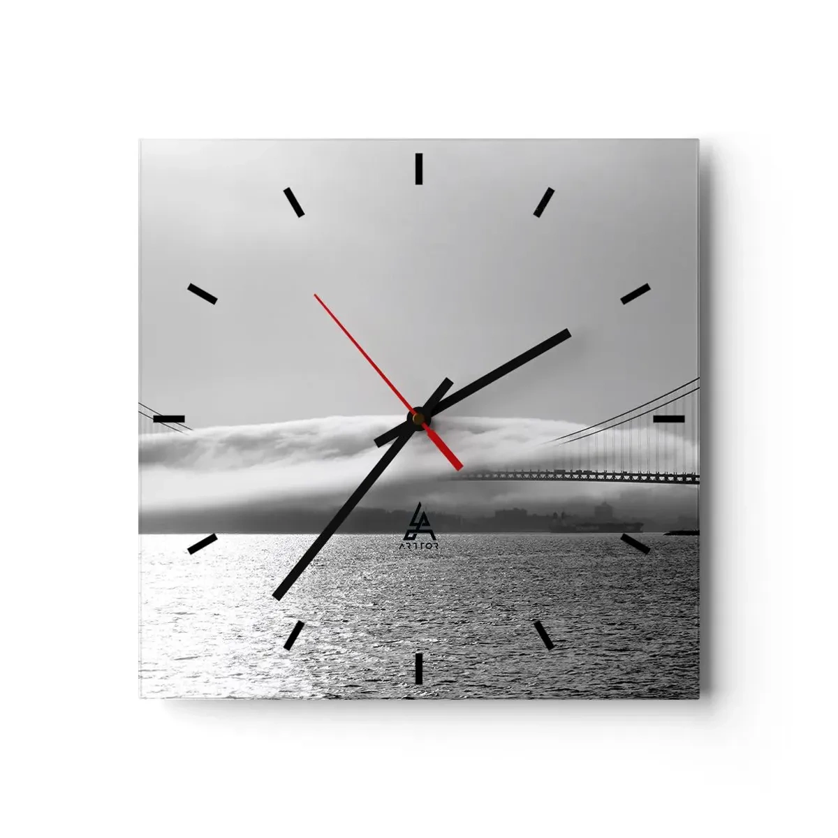 Orologio da parete - Orologio in Vetro - Un ponte sull'acqua avvolto nella nebbia in uno scatto in bianco e nero - 30x30cm - Navigare attraverso la Porta d'Oro - Decorazione murale moderna per soggiorno e camera da letto ARTTOR