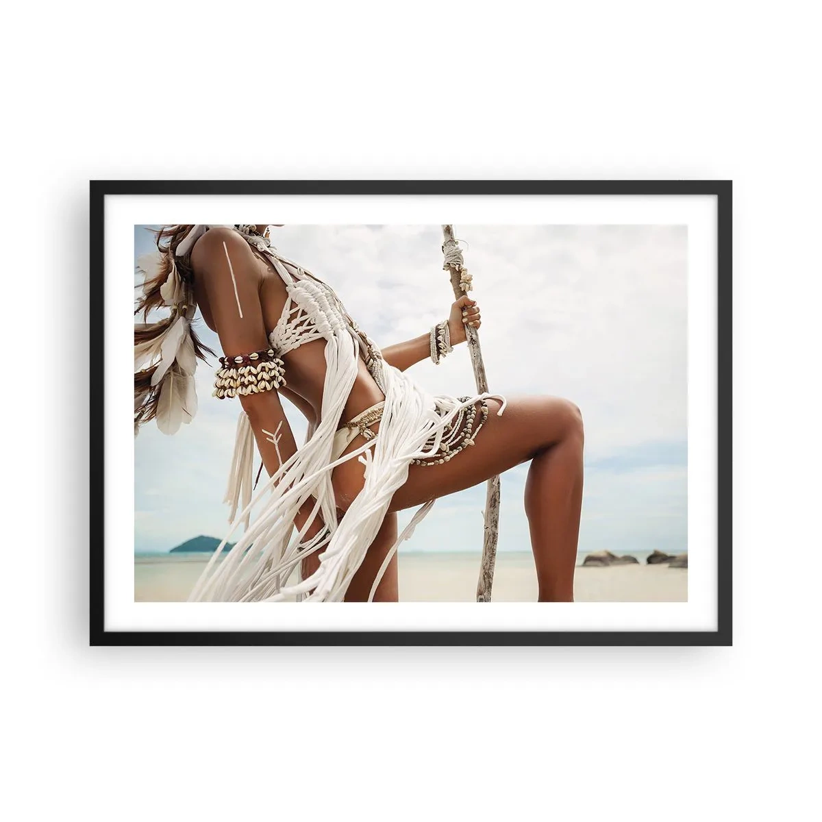 Poster in cornice nera - Figura femminile con ornamenti e abiti etnici sullo sfondo di un paesaggio tropicale. - 70x50cm - La sacerdotessa del sole - Decorazione murale moderna per soggiorno e camera da letto ARTTOR