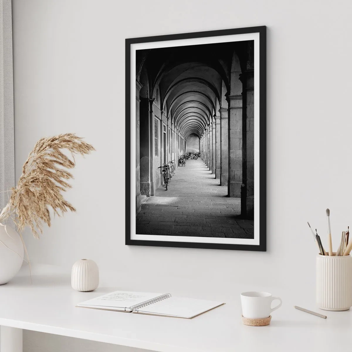 Poster in cornice nera - Architettura in bianco e nero dei portici - 50x70cm - Sotto i portici - Decorazione murale moderna per soggiorno e camera da letto ARTTOR