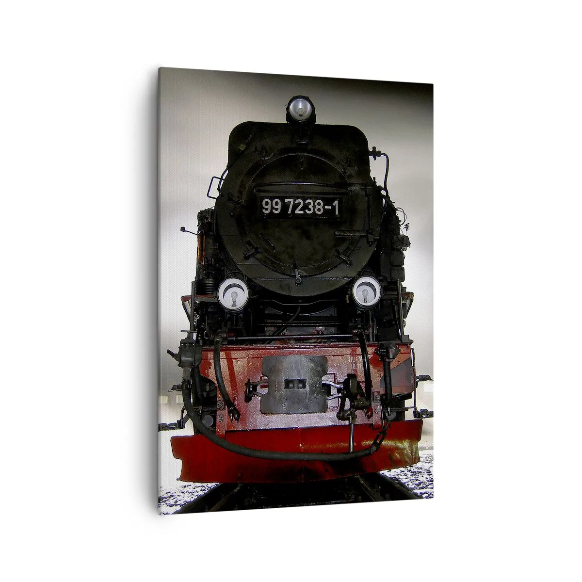 Quadro su tela - Stampe su Tela - Una locomotiva a vapore circondata dal vapore contro un cielo scuro in un ambiente suggestivo - 70x100cm - Ansima, sbuffa e soffia - Decorazione murale moderna per soggiorno e camera da letto ARTTOR