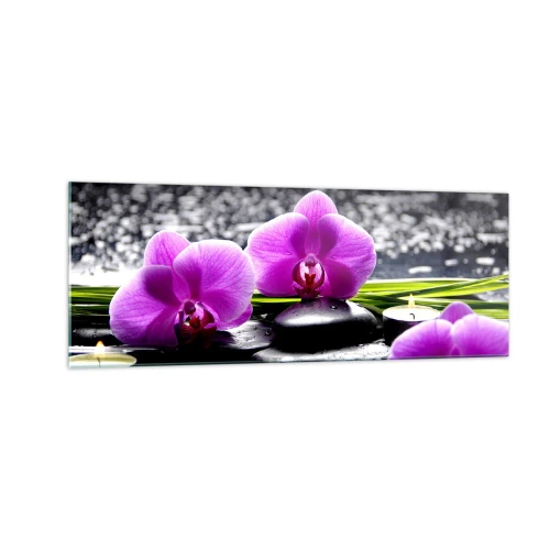 Quadro su vetro - Orchidee viola su uno sfondo di pietre e candele in un ambiente rilassante - 140x50cm - Annegare nel silenzio e nella pace - Decorazione murale moderna per soggiorno e camera da letto ARTTOR