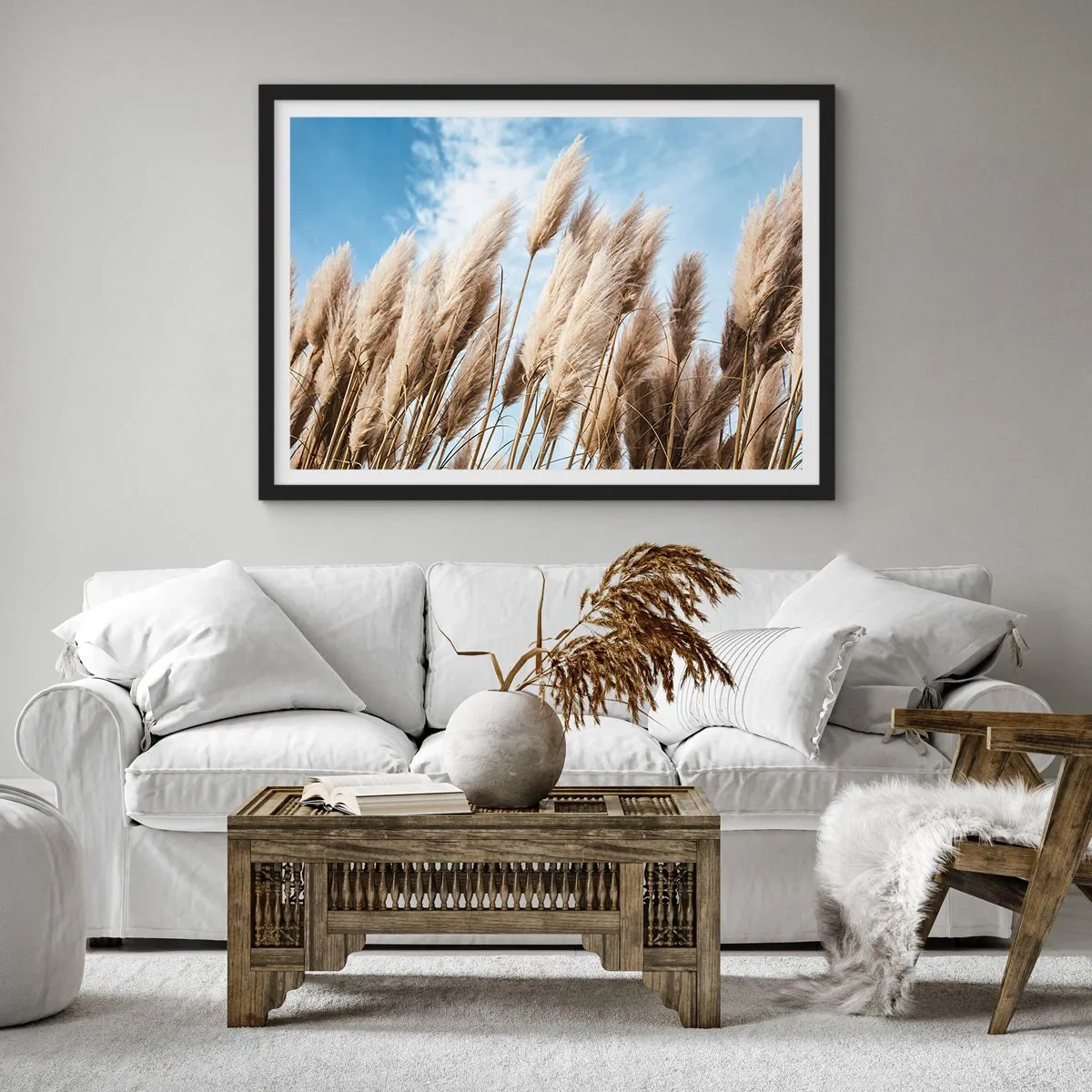 Poster in cornice nera - Delicati prati di pampa contro un cielo azzurro con nuvole leggere - 70x50cm - Le carezze del sole e del vento - Decorazione murale moderna per soggiorno e camera da letto ARTTOR