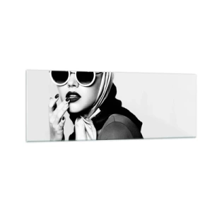 Quadro su vetro - Ritratto in bianco e nero di una donna che indossa occhiali e un foulard - 140x50cm - Saluti dagli anni '60 - Decorazione murale moderna per soggiorno e camera da letto ARTTOR
