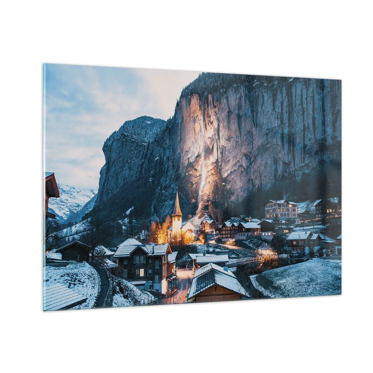 Quadro su vetro - Un villaggio invernale ai piedi di una parete rocciosa illuminata - 100x70cm - Lo spirito luminoso dell'inverno - Decorazione murale moderna per soggiorno e camera da letto ARTTOR
