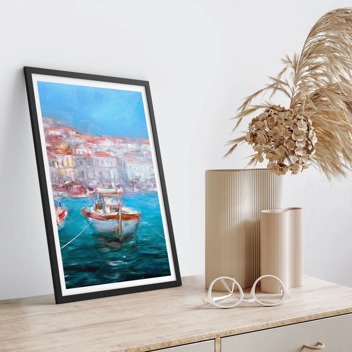 Poster in cornice nera - Una barca nel porto, con vista sulla città - 50x70cm - Golfo italiano - Decorazione murale moderna per soggiorno e camera da letto ARTTOR