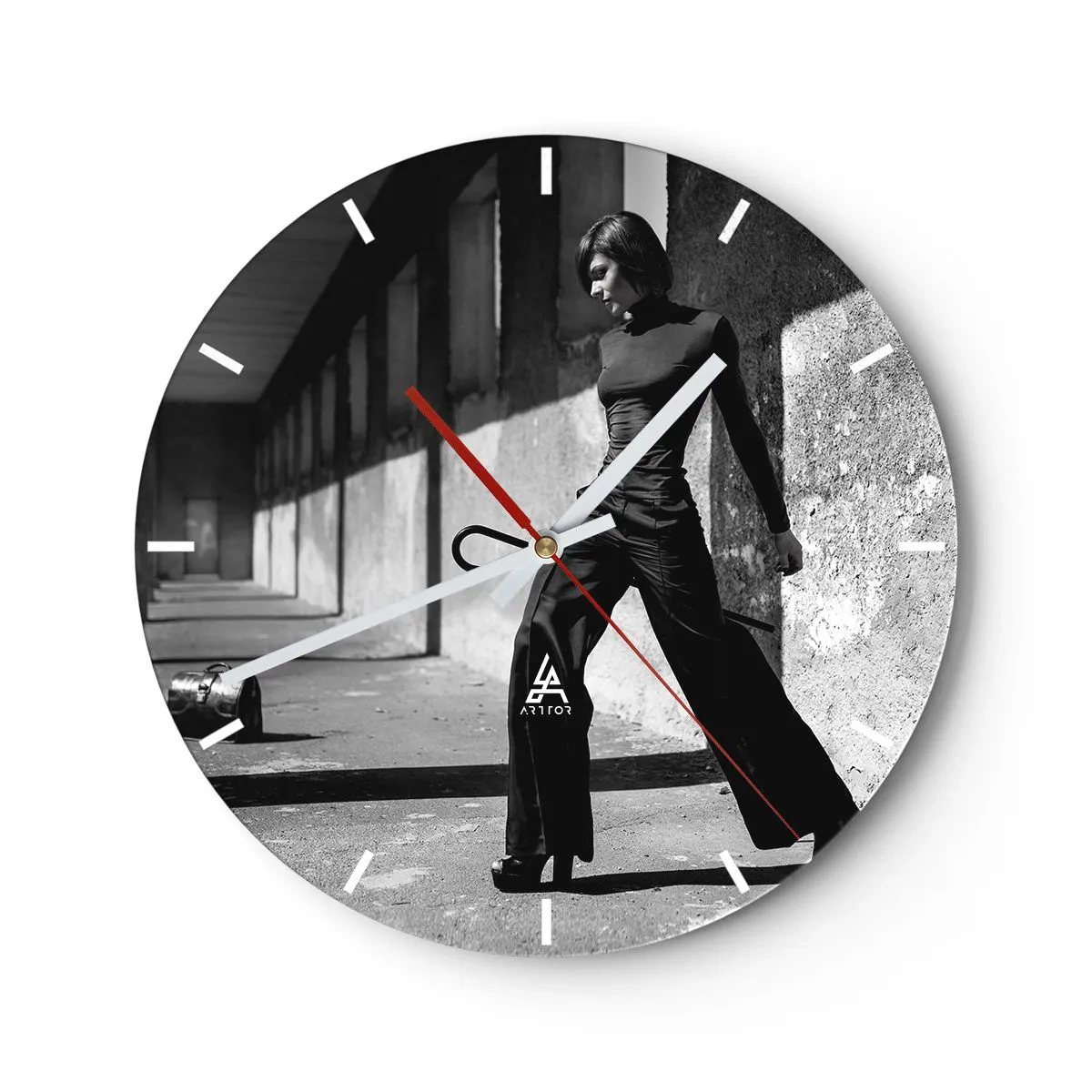 Orologio da parete - Orologio in Vetro - Fotografia in bianco e nero di una donna con un abito elegante in un ambiente industriale. - 30x30cm - Eleganza cittadina - Decorazione murale moderna per soggiorno, cucina e camera da letto ARTTOR