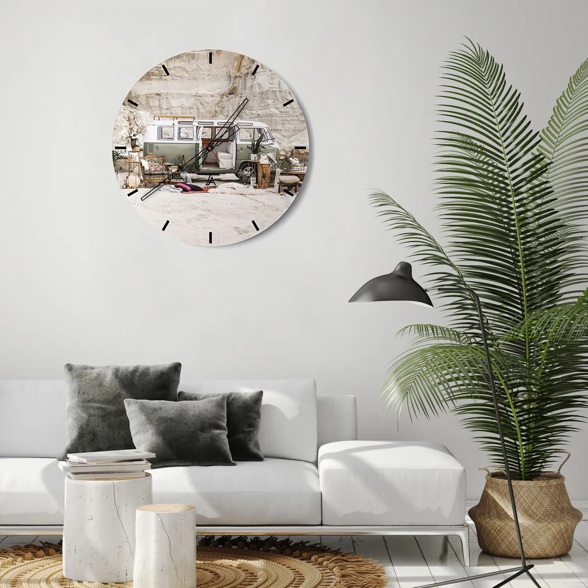 Orologio da parete - Orologio in Vetro - Un camper con elementi decorativi su uno sfondo di paesaggio naturale - 30x30cm - è tempo di viaggiare - Decorazione murale moderna per soggiorno, cucina e camera da letto ARTTOR