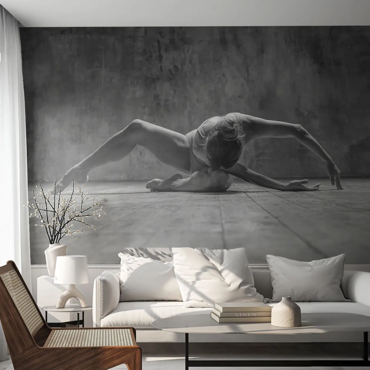 Fotomurali Premium Sand - Ripresa in bianco e nero di una ballerina in posa espressiva - 100x70cm - Simmetria ritrovata - Decorazione murale moderna per soggiorno e camera da letto ARTTOR