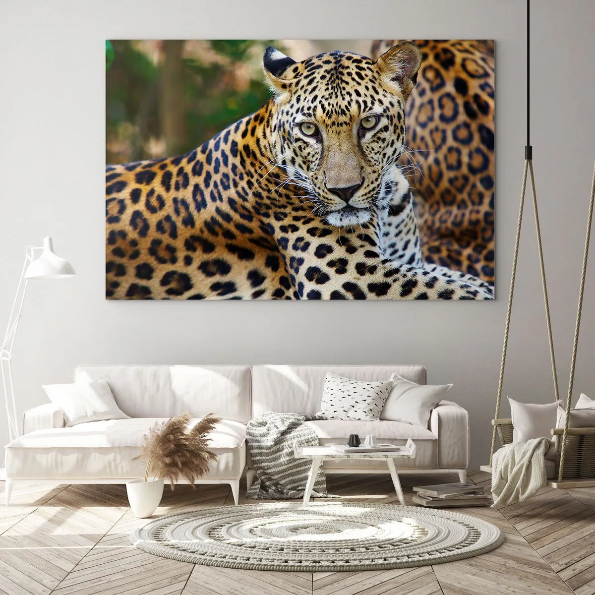 Quadro su vetro - Un leopardo selvatico che riposa tra il verde - 70x50cm - Selvaggio e tranquillo - Decorazione murale moderna per soggiorno e camera da letto ARTTOR