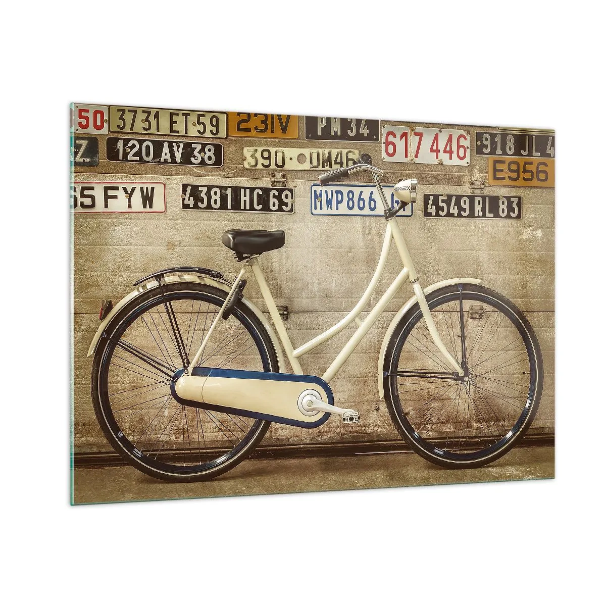 Quadro su vetro - Una vecchia bicicletta contro un muro con targhe - 100x70cm - Senza complessi - Decorazione murale moderna per soggiorno e camera da letto ARTTOR