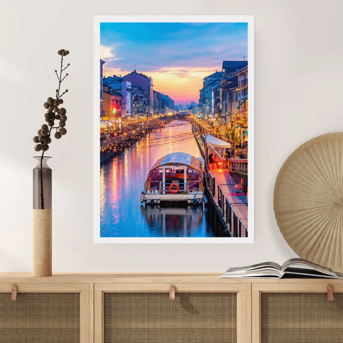 Poster - Canale con barca e illuminazione serale in un tramonto pastello - 50x70cm - Sera di luce e di divertimento - Decorazione murale moderna per soggiorno e camera da letto ARTTOR