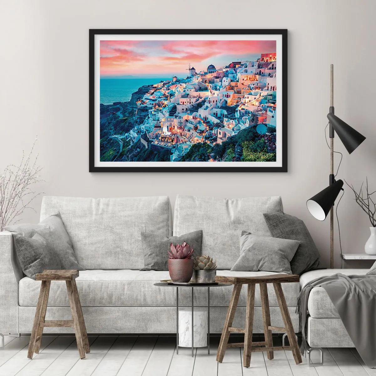 Poster in cornice nera - Santorini al tramonto con edifici bianchi sulla collina - 100x70cm - La tua grossa vacanza greca - Decorazione murale moderna per soggiorno e camera da letto ARTTOR