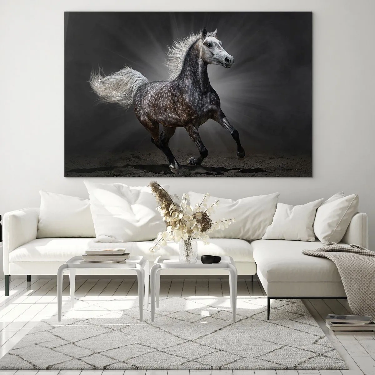 Quadro su vetro - Un cavallo al galoppo su uno sfondo scuro con effetto luminoso. - 70x50cm - Grigio è bello - Decorazione murale moderna per soggiorno e camera da letto ARTTOR