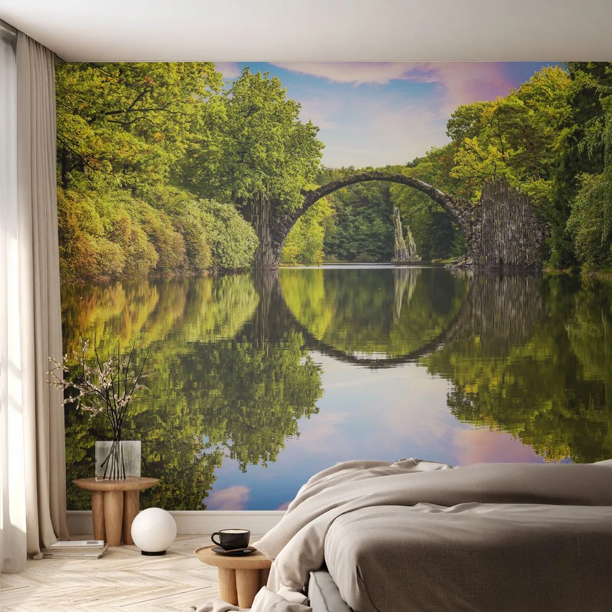 Fotomurali Premium Sand - Un ponte di pietra riflesso nell'acqua, circondato dal verde - 100x70cm - All'incontro di due mondi - Decorazione murale moderna per soggiorno e camera da letto ARTTOR