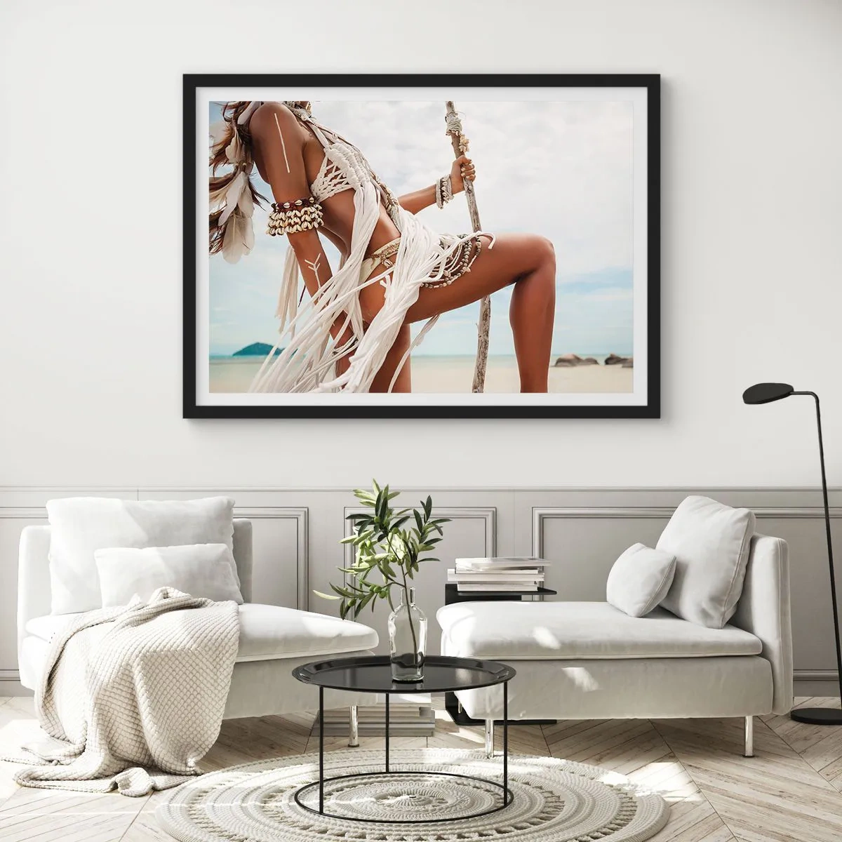 Poster in cornice nera - Figura femminile con ornamenti e abiti etnici sullo sfondo di un paesaggio tropicale. - 100x70cm - La sacerdotessa del sole - Decorazione murale moderna per soggiorno e camera da letto ARTTOR