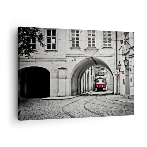 Quadro su tela - Stampe su Tela - Un tram bianco e nero in una strada storica della città - 70x50cm - Attraverso il labirinto cittadino - Decorazione murale moderna per soggiorno e camera da letto ARTTOR