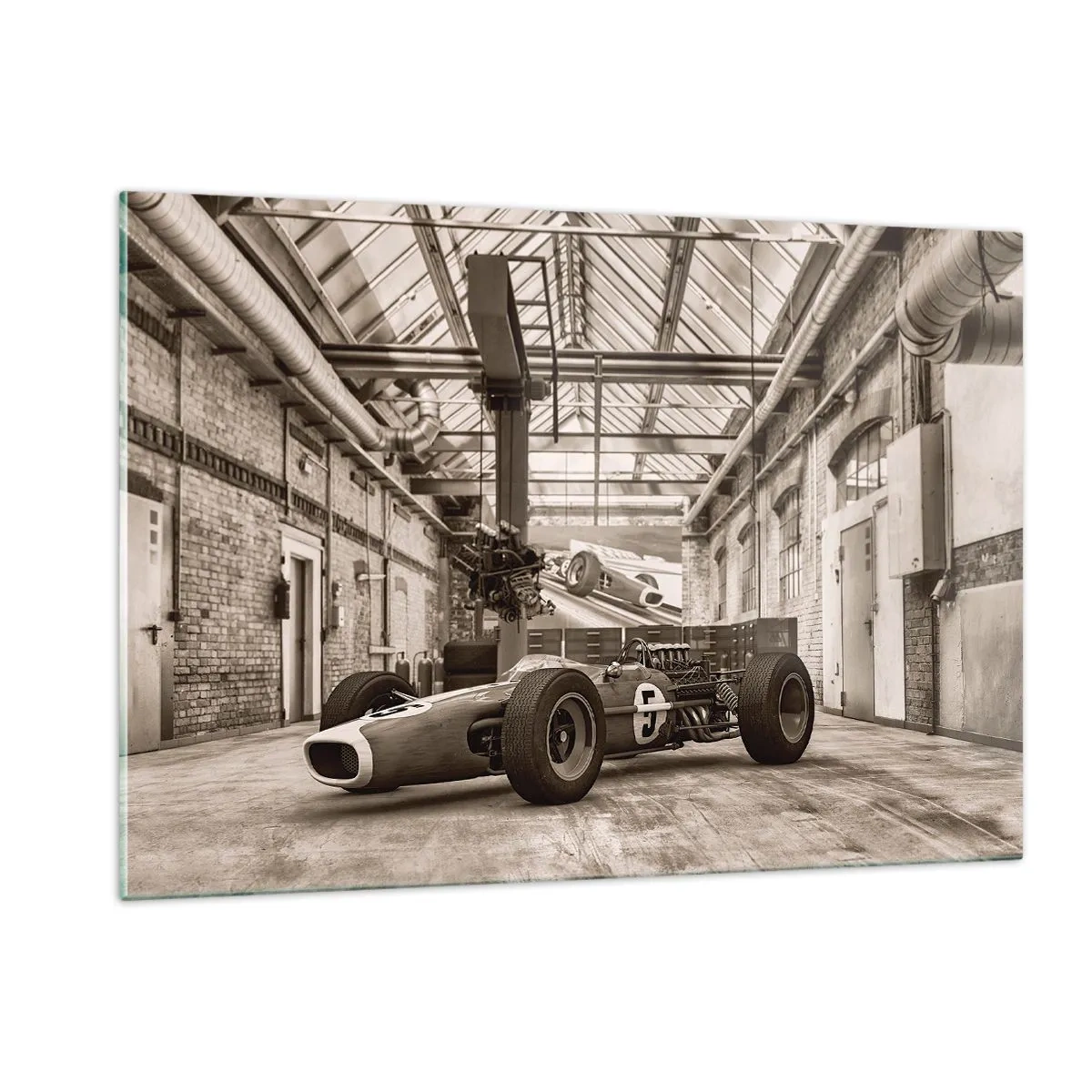 Quadro su vetro - Un'auto da corsa d'epoca in un capannone industriale - 120x80cm - Il riposo del vincitore - Decorazione murale moderna per soggiorno e camera da letto ARTTOR