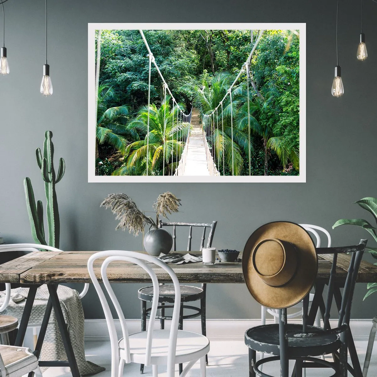 Poster - Un ponte sospeso in una giungla tropicale piena di verde - 100x70cm - Welcome to the jungle! - Decorazione murale moderna per soggiorno e camera da letto ARTTOR