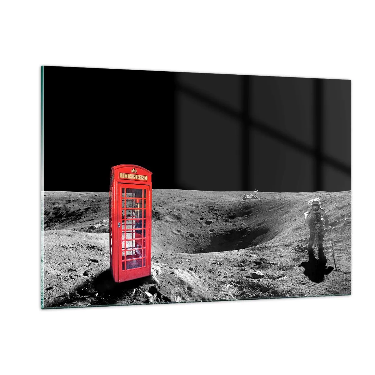 Quadro su vetro - Una cabina telefonica rossa sulla superficie lunare con un astronauta - 120x80cm - Scherzo cosmico - Decorazione murale moderna per soggiorno e camera da letto ARTTOR