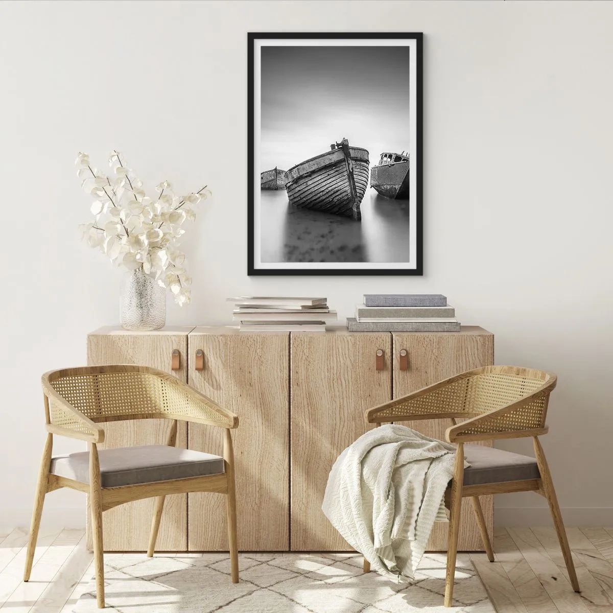 Poster in cornice nera - Ripresa in bianco e nero di vecchie barche in acque calme - 50x70cm - Sono solo ricordi... - Decorazione murale moderna per soggiorno e camera da letto ARTTOR