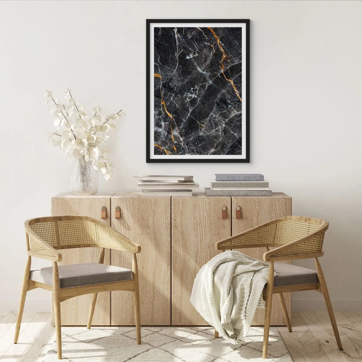 Poster in cornice nera - Marmo nero con sottili venature dorate in un'elegante cornice - 50x70cm - La vita interiore delle pietre - Decorazione murale moderna per soggiorno e camera da letto ARTTOR