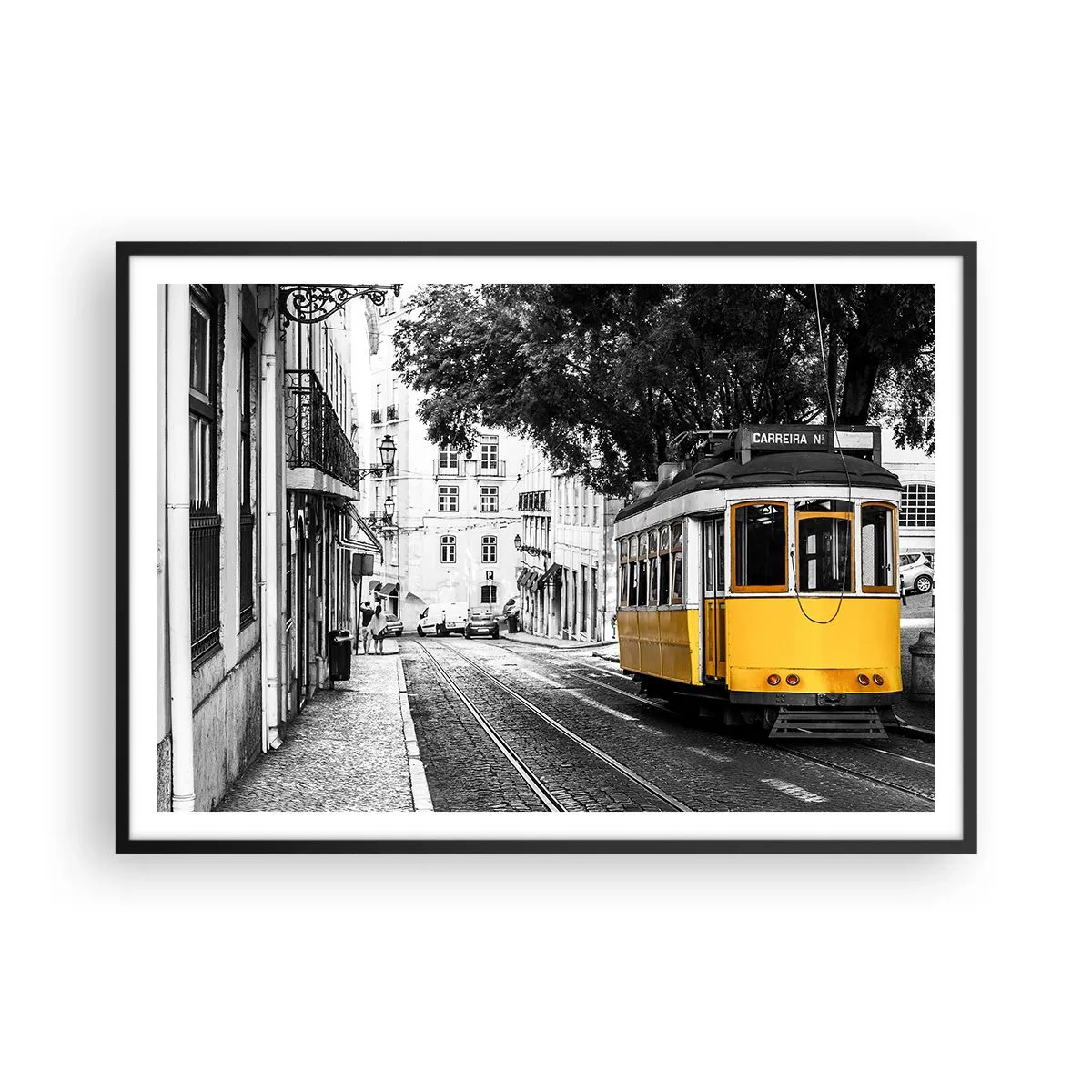 Poster in cornice nera - Un tram giallo sullo sfondo di una strada bianca e nera - 100x70cm - Con il fado in sottofondo - Decorazione murale moderna per soggiorno e camera da letto ARTTOR