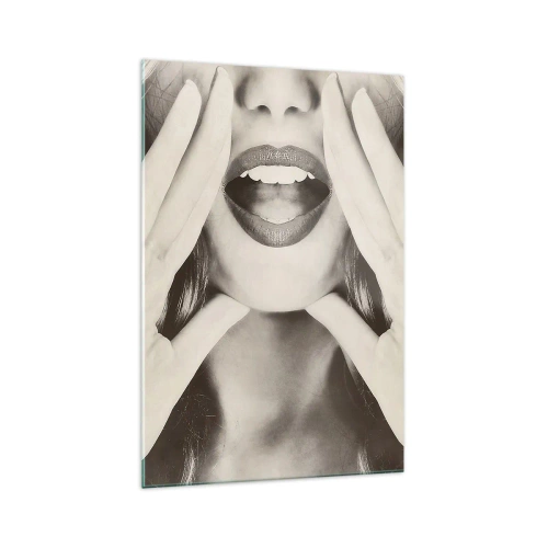 Quadro su vetro - Ritratto in bianco e nero di una donna con labbra e mani espressive - 70x100cm - Arrivo! - Decorazione murale moderna per soggiorno e camera da letto ARTTOR